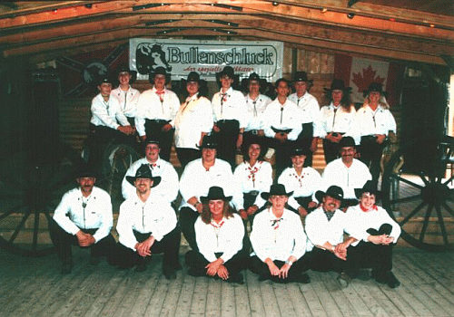 Bild "Maverick Ranch:Gruppenfoto2001_-_TheMaverick.gif"